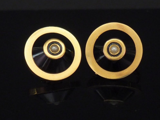 Vente aux enchères MARINE B. Paire de clips d’oreilles en or jaune, onyx et émail noir, s