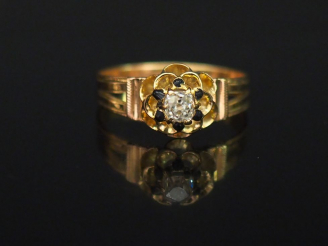 Vente aux enchères Bague en or jaune et émail noir, sertie en son centre d'un diamant tai