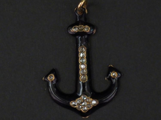 Vente aux enchères Pendentif en or jaune 14K, émail noir et petits diamants taillés en ro