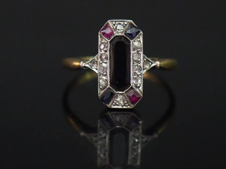 Bague de style Art déco en or jaune, sertie en son centre d'onyx noir 