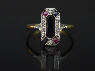 Vente aux enchères Bague de style Art déco en or jaune, sertie en son centre d'onyx noir 