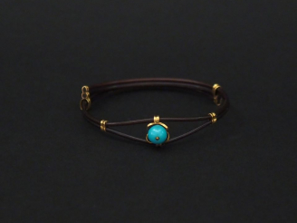 Vente aux enchères Un bracelet en poil d’éléphant et or, serti en son centre d'un élément