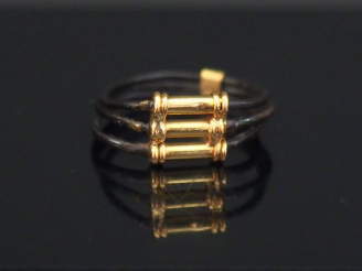 Vente aux enchères Bague en poil d’éléphant et or composée de trois rangs. TDD. 48 Poids.