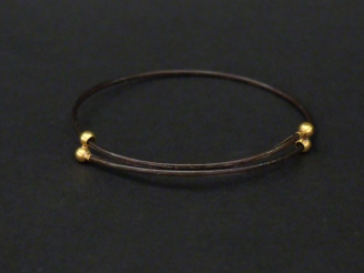 Vente aux enchères Un bracelet en poil d’éléphant et or. Poids tel. 1,29 g (petit acciden