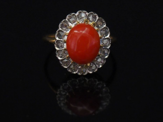 Vente aux enchères Bague marguerite en or jaune, sertie en son centre d'un corail en cabo