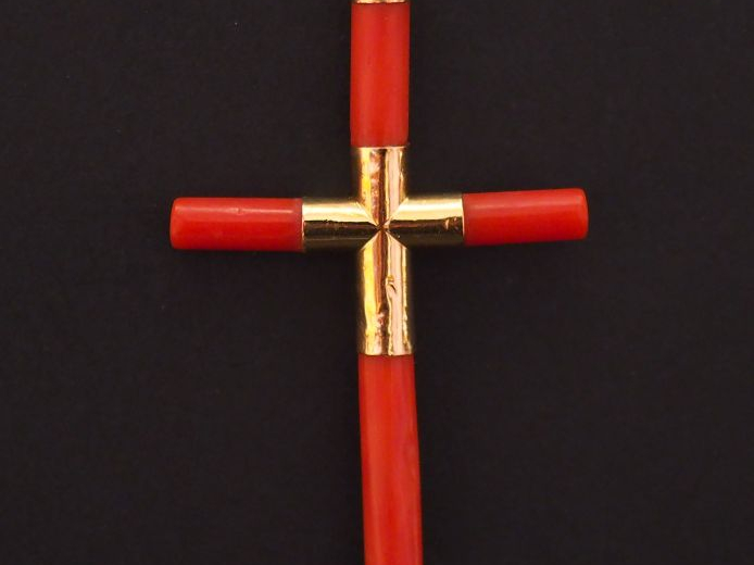 Pendentif en or jaune et corail en forme de croix. 5 x 3,3 cm  Poids t