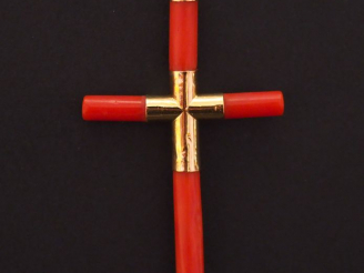 Vente aux enchères Pendentif en or jaune et corail en forme de croix. 5 x 3,3 cm  Poids t