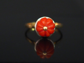 Vente aux enchères Bague en or jaune, sertie en son centre d'un corail en cabochon godron