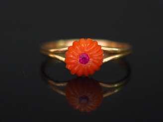 Vente aux enchères Petite bague en or jaune, sertie en son centre de corail godronné en c