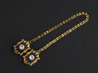 Vente aux enchères Paire de boutons de col Napoléon III en or jaune et émail noir, sertis