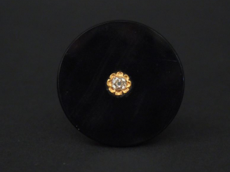 Vente aux enchères Broche ronde Napoléon III en or jaune et onyx noir, sertie en son cent
