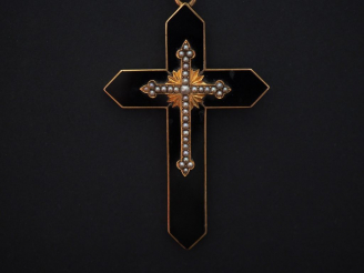 Vente aux enchères Pendentif Napoléon III en forme de croix en or jaune, onyx noir et per