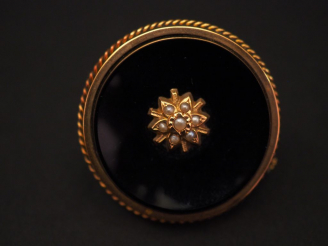 Vente aux enchères Broche Napoléon III en or jaune et onyx noir, à décor en son centre d'