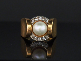 Vente aux enchères Bague en or jaune, sertie en son centre d'une perle entourée de dix pe