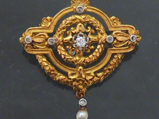Vente aux enchères Broche Napoléon III de style Louis XVI en or jaune, à décor de guirlan