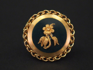 Vente aux enchères Broche/pendentif Napoléon III en or jaune et jaspe sanguin, à décor en
