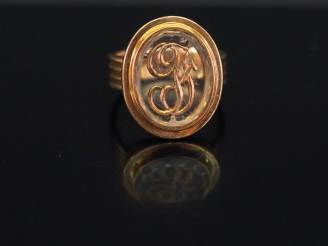 Vente aux enchères Bague Napoléon III en or jaune et verre, à décor de monogramme. Anneau