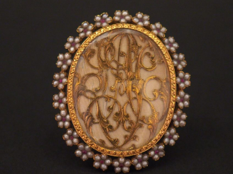 Vente aux enchères Broche ovale Napoléon III en or jaune, à décor ajouré de monogramme. L
