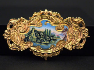 Vente aux enchères Broche Napoléon III en or jaune et émail polychrome, à décor d'un pays