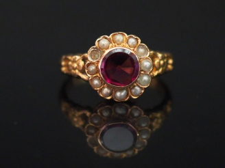 Vente aux enchères Bague Napoléon III de forme marguerite en or jaune, sertie en son cent