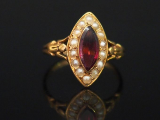 Vente aux enchères Bague Napoléon III en or jaune, sertie en son centre d'un grenat entou