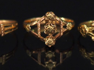 Vente aux enchères Ensemble comprenant :  - 	une bague Napoléon III en or jaune, à décor 