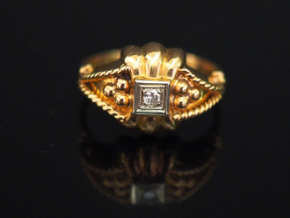 Vente aux enchères Bague de style 1940 en or jaune, sertie en son centre d’un petit diama