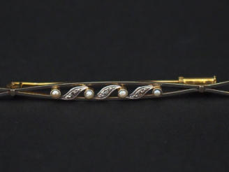 Vente aux enchères Broche barrette en or jaune, à décor en son centre d’un motif stylés e