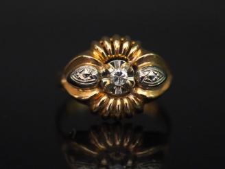 Vente aux enchères Petite bague en or jaune, à décor ajouré et sertie en son centre d'un 