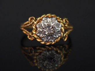 Vente aux enchères Bague en or jaune, à décor en son centre d'une fleur sertie de petits 