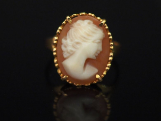 Vente aux enchères Bague en or jaune, sertie en son centre d'un camée figurant une jeune 