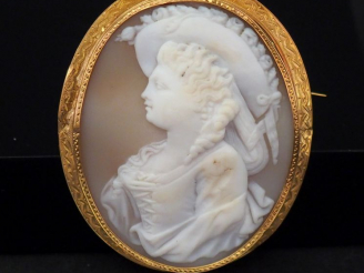 Vente aux enchères Broche ovale en or jaune, sertie en son centre d’un camée figurant une