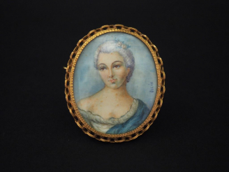 Vente aux enchères Broche ovale de style Louis XVI en or jaune, sertie en son centre d’un