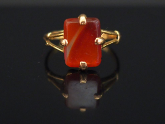 Vente aux enchères Bague en or jaune, sertie d’une pierre dure. TDD. 53 Poids tel. 2,38 g