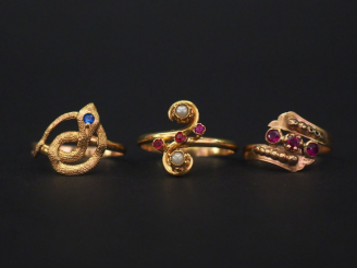 Vente aux enchères Ensemble comprenant :  -	 une bague en or jaune, à décor d’une serpent