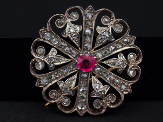Vente aux enchères Broche ronde en or jaune et argent, en forme de rosace ajourée, sertie