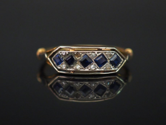 Vente aux enchères Bague jonc de style Art déco en or jaune, sertie de saphirs calibrés e