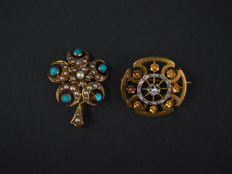 Vente aux enchères Broche ronde en or jaune, en forme de croix stylisée, sertie en son ce