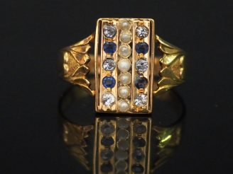 Vente aux enchères Bague en or jaune, sertie d'une ligne de perles blanches épaulée de de