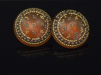 Vente aux enchères Paire de boucles d’oreilles en or jaune, composition et métal, à décor