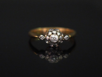 Vente aux enchères Petite bague en or jaune, à décor d'un motif de fleur, sertie en son c