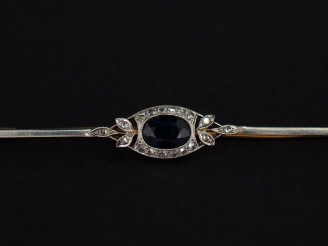 Vente aux enchères Broche barrette de style Louis XVI en or jaune, à décor d’un motif cen