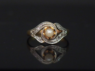 Vente aux enchères Bague en or jaune, sertie en son centre d'une perle. La monture mouvem