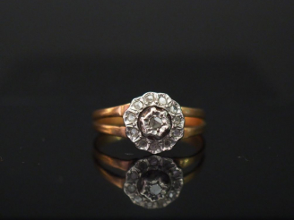 Vente aux enchères Bague de forme marguerite en or jaune, sertie de petits éclats de diam