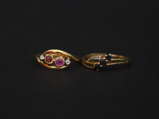 Vente aux enchères Ensemble comprenant :  - une bague de forme stylisée en or jaune, sert