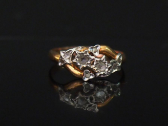 Vente aux enchères Bague en or jaune, à décor de motif feuillagé, sertie d'éclats de diam