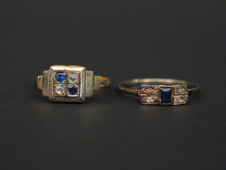 Vente aux enchères Ensemble comprenant : - une bague de style Art déco en or, sertie en s