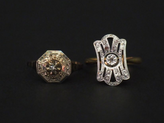 Vente aux enchères Ensemble comprenant :  - une bague ajourée de style Art déco en or bla