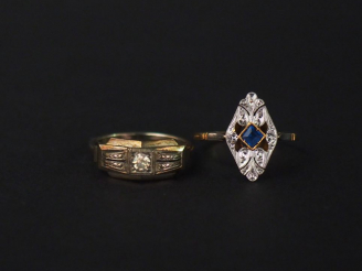 Vente aux enchères Ensemble comprenant :  - une bague en or jaune, sertie en son centre d