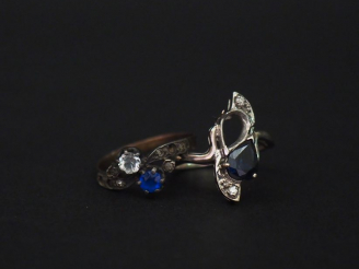 Vente aux enchères Ensemble comprenant :  - une bague de forme stylisée en or blanc, sert